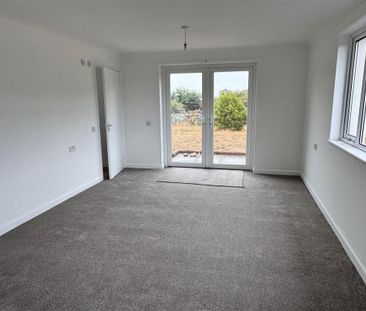 4 bedroom semi-detached house to rent - Photo 1