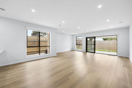 MODERN DOUBLE-STOREY FAMILY HOME IN A PRIME LOCATION - Photo 3