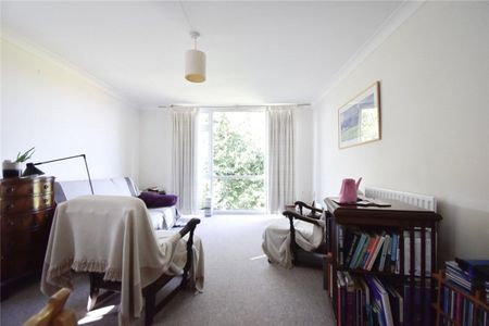 Well presented top floor 2 bedroom apartment to rent in the popular Lilac Court development, which offers an array of amenities within a 5 minute walk. Street Parking. GCH. - Photo 3