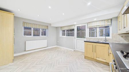 3 bedroom semi-detached house to rent - Photo 3