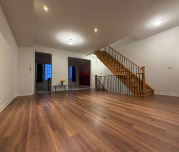 For Lease - 302 Clay Stones Street, Newmarket, Ontario - Photo 2