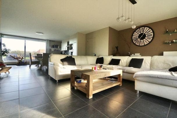 Ruim duplexappartement met 3 slpk, terras en carport voor 935 EUR/mnd - Photo 1