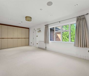 A magnificent five bedroom, three bathroom, detached family home. A... - Photo 6