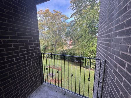 Hilltop Court, Manchester - Photo 3