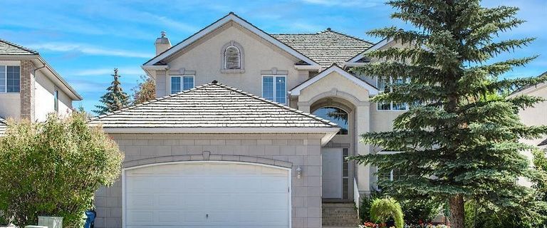 Spacious and cozy 5-bdrms house in Signal Hill | Calgary - Photo 1