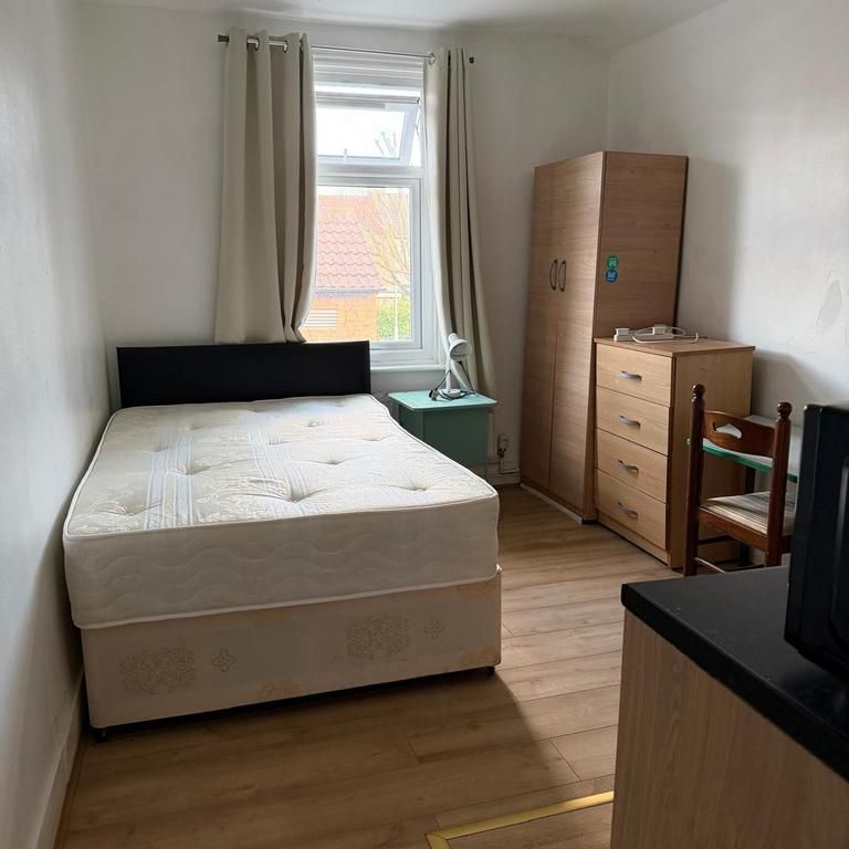 Studio to rent - Photo 1