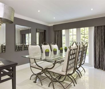 A fantastic 5 bedroom property located in a private road and approx... - Photo 2