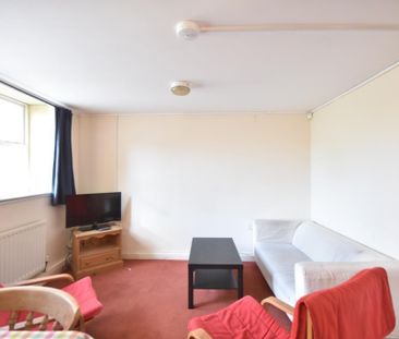 4 bedroom flat to rent - Photo 2