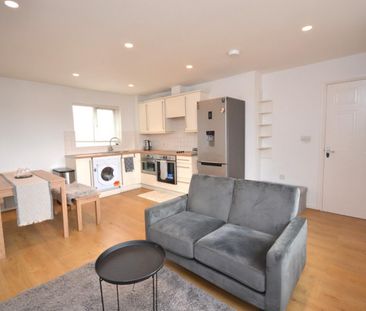 2 bedroom Flat To Let - Photo 2