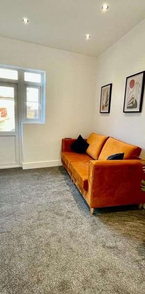 Links Road Room 2 - Photo 1