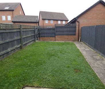 4 bedroom semi-detached house to rent - Photo 3