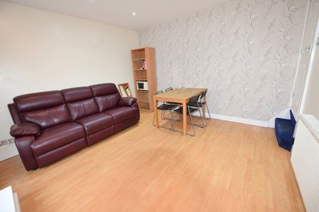 3 bedroom House in Thornville Grove, Leeds - Photo 2