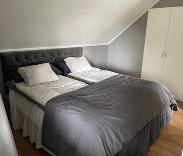 Centralt läge och inglasad balkong - Foto 3