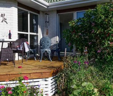 Sunshine and spacious with large garden - Photo 4