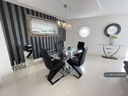 3 bedroom flat to rent - Photo 5