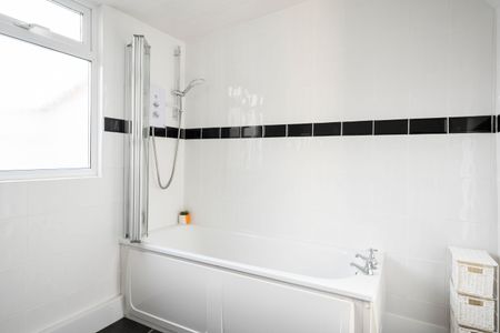 Beautiful 4 Bedroom Property Bedroom 3 - Photo 4