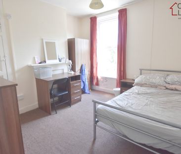 4 Bedroom Mid Terraced House - Photo 4