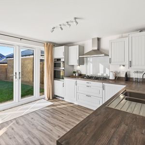 4 bedroom detached house to rent - Photo 2