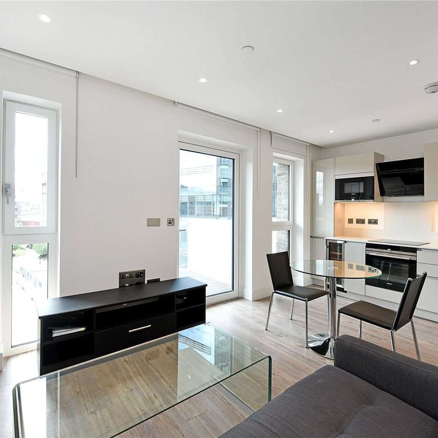 A beautifully presented studio apartment situated on the 5th floor of this development located in the heart of the City. - Photo 1