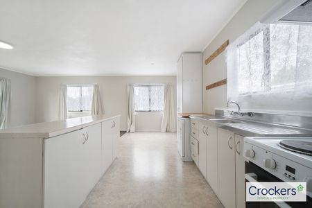 Spacious 3-Bedroom Home - Gated large backyard - Photo 2