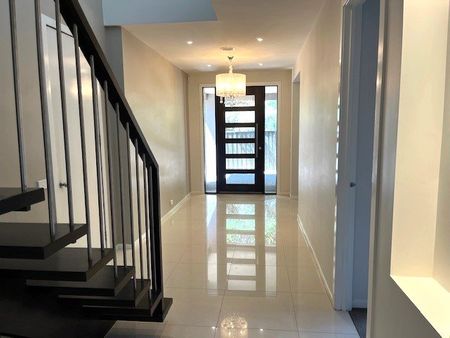 Luxurious Family Living in a Spacious, Parkside Home - Photo 2