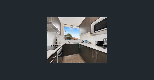 BRIGHT ONE BEDROOM APARTMENT IN PERFECT LOCATION - Photo 1