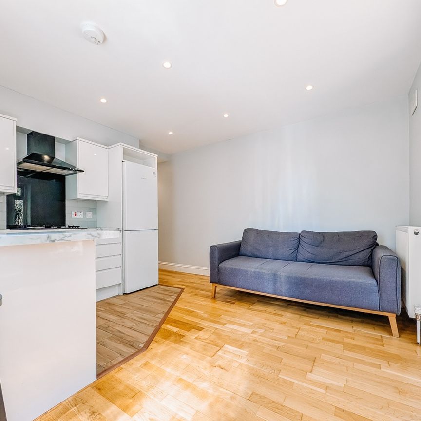 2 Bed Flat, Montrell Road, SW2 - Photo 1