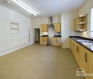 2 bed flat to rent in Deanery Gate, Rochester, ME1 - Photo 1
