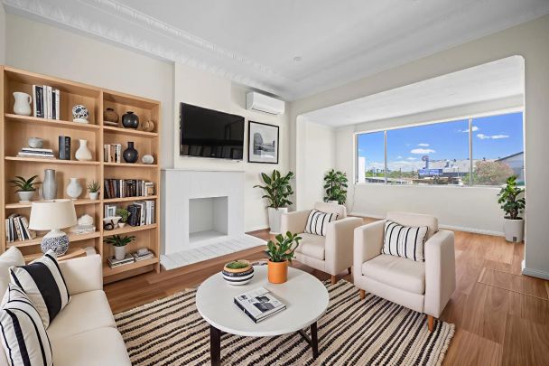 Renovated & Light Filled Three Bedroom Abode - Photo 1