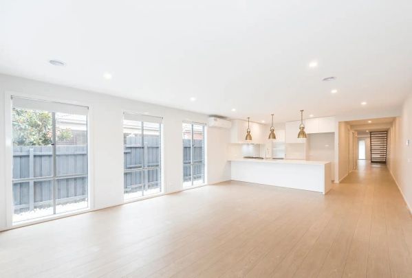 “Modern Marvel in Pretty Parkdale!” - Photo 1