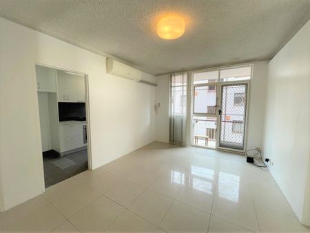 LARGE 3 BEDROOM UNIT - WALK TO ALL AMENITIES - Photo 3