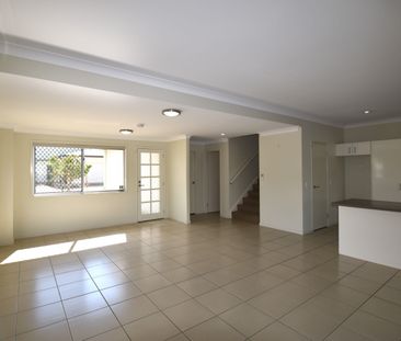 :: MODERN THREE BEDROOM TOWNHOUSE PLUS A POOL! - Photo 4