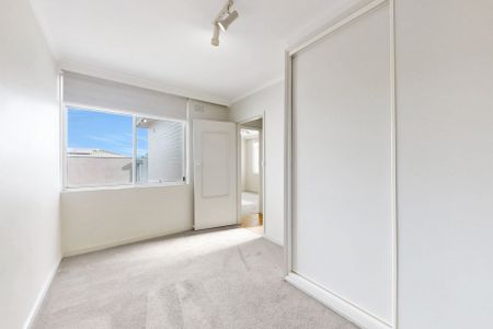 Charming Two-Bedroom Apartment in Prime Essendon Location - Photo 4