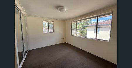 Spacious Three Bedroom Townhouse! - Photo 3