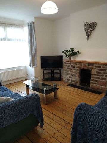 Large Double Room in Horfield - Photo 3