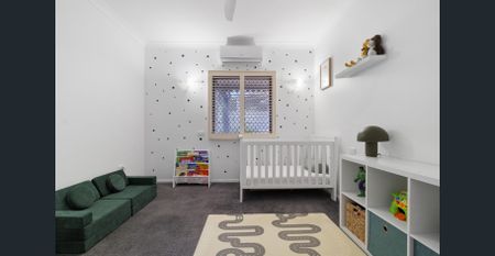 Lowset Family Entertainer with a Pool in Quiet Location - Photo 3