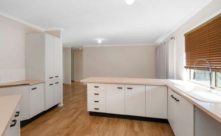 Charming Family Home in Peaceful Edens Landing - Perfect Blend of Comfort and Convenience - Photo 3