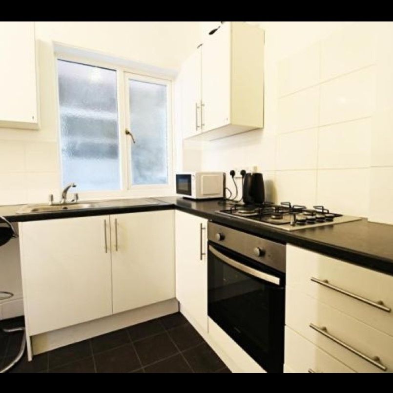 Great 4 bedroom shared house in Bradford - Photo 1