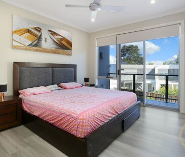 Spacious Modern Home -Walk to Metro & Rouse Hill Town Centre !! - Photo 3