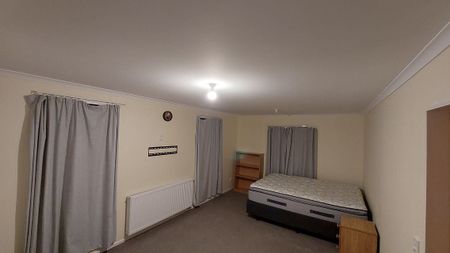 Convenintly-located house with central heating - Photo 2