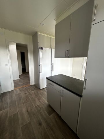 Välkommen att söka denna renoverade trea på andra våningen med balkong. Lägenheten är ljus och trivsam med uppdaterade ytskikt och en välplanerad planlösning. Här bor du bekvämt med både balkong, tvättstuga i huset och fibernät indraget. Värme, vatten och TV-paket från Telia ingår i hyran. - Photo 2