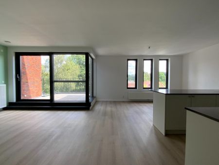 Hedendaags 2 slpk appartement met lift, terras en parking - Photo 2