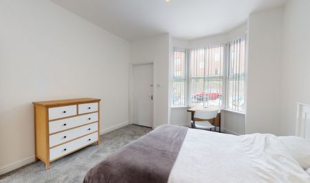 Spacious 5-Bedroom Student House with Modern Amenities For Groups of 4! - Photo 3
