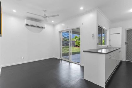 Fully Air condition - 13KW Solar - Pool - Near Mt Sheridan Plaza - Photo 5