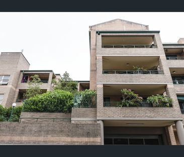 Contemporary renovations in top floor position - Photo 3