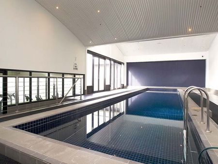 Stylish 2 bedroom Apartment in the Heart of Melbourne - Photo 3