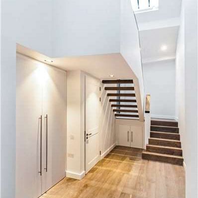 Contemporary two bedroom house located in Clapham Old Town. - Photo 1