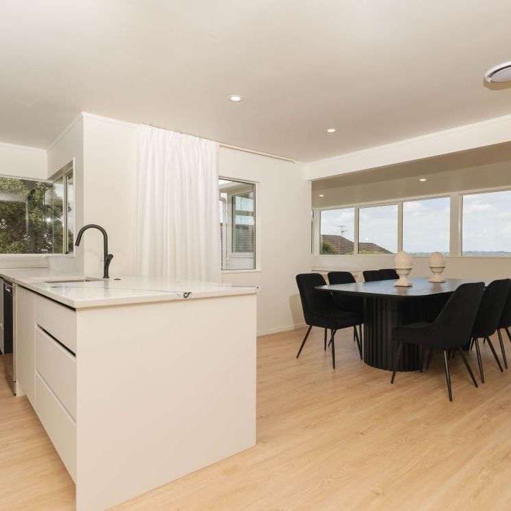 Stunning Family House At West Harbour - Photo 1