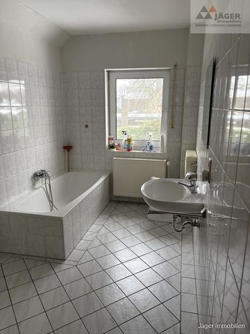 große DG-Wohnung mit Gartenanteil - Photo 5