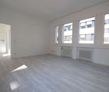 Köln: MODERNISIERTE ZWEI ZIMMERWOHNUNG mit HOHEN DECKEN und EINBAUKÜCHE in TOP LAGE in der INNENSTADT - Photo 1